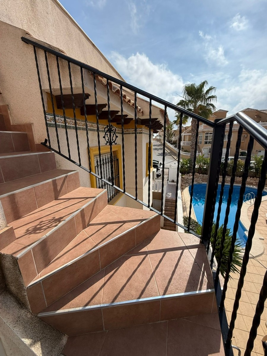 Vrijstaande villa te koop in Orihuela Costa