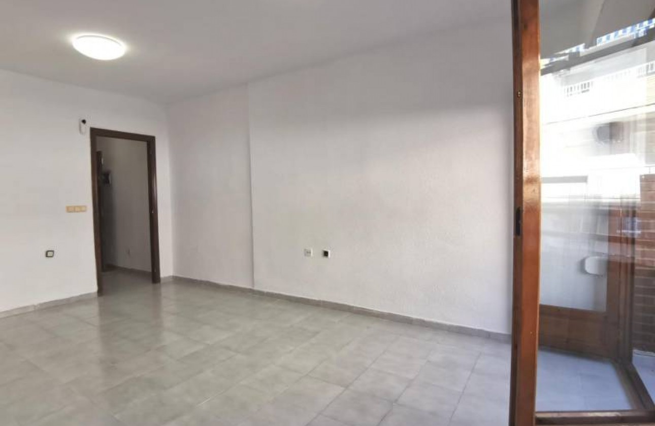 Resale - Apartment / flat - Torrevieja - Estacion de autobuses