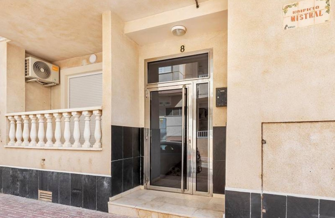 Resale - Apartment / flat - Torrevieja - La Mata pueblo