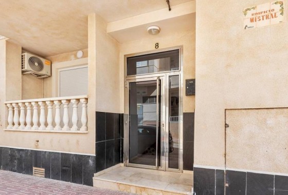 Resale - Apartment / flat - Torrevieja - La Mata pueblo