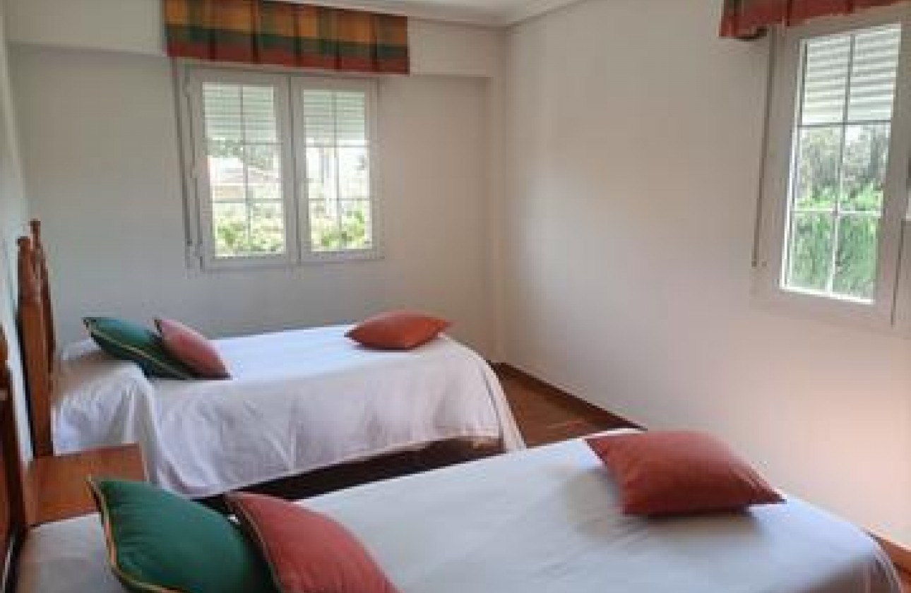 Resale - Villa - Elche