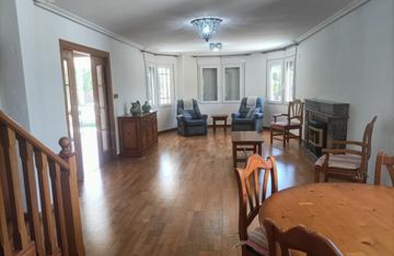 Resale - Villa - Elche