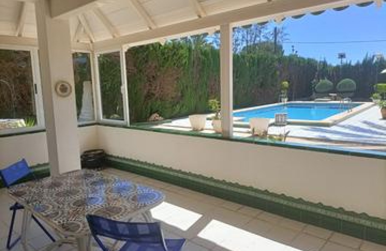Resale - Villa - Elche