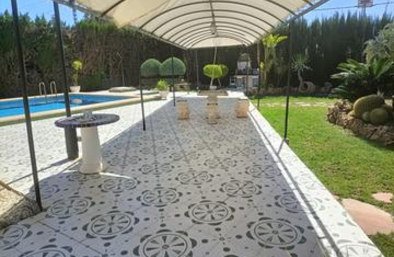 Resale - Villa - Elche