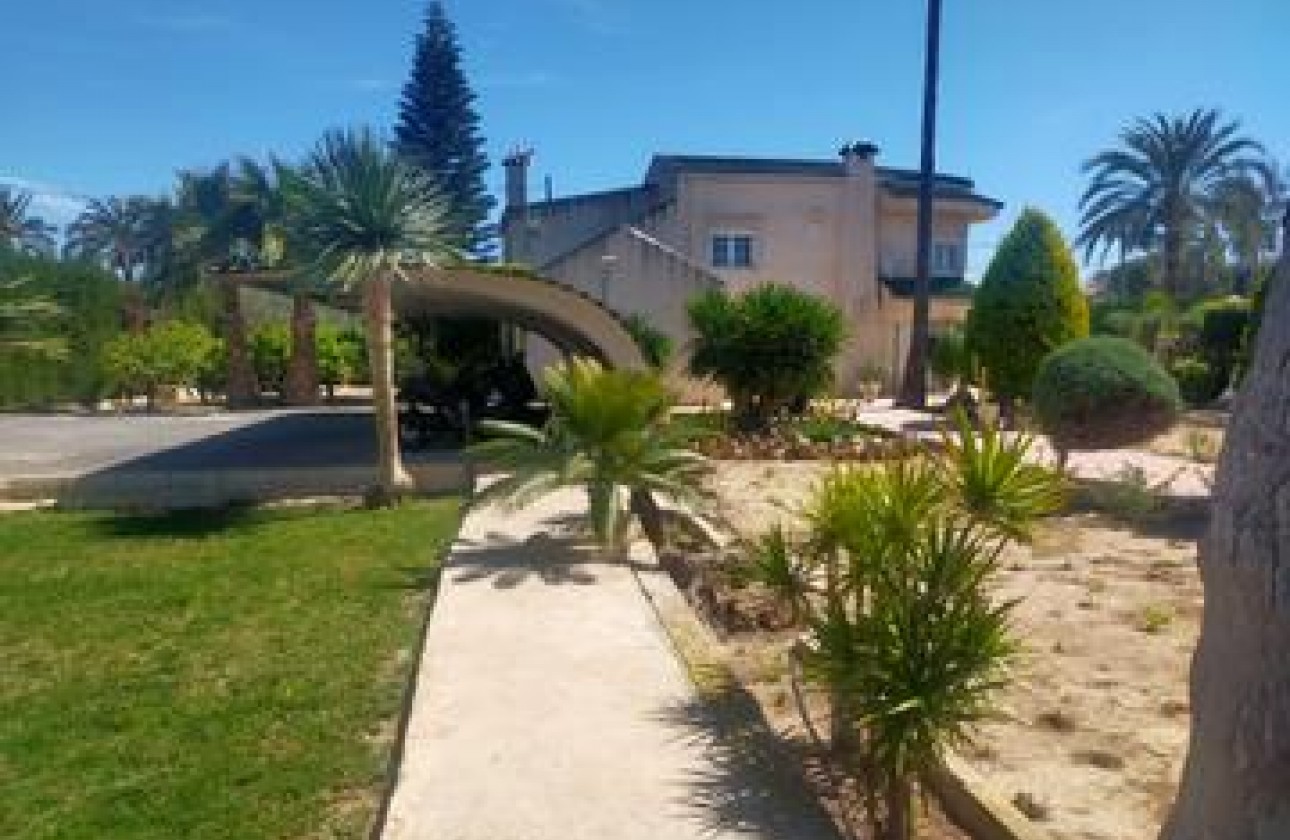 Resale - Villa - Elche