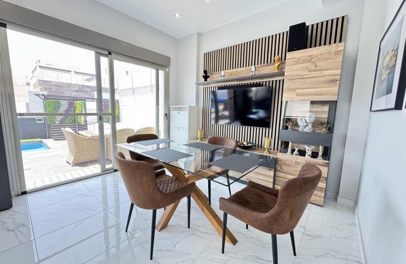 Resale - Villa - Villamartin