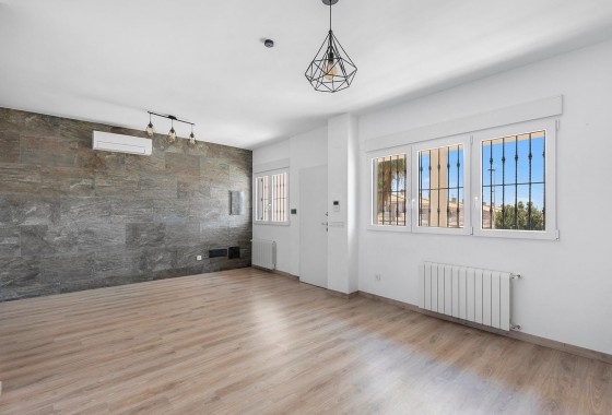 Resale - Villa - Torrevieja - Aguas Nuevas