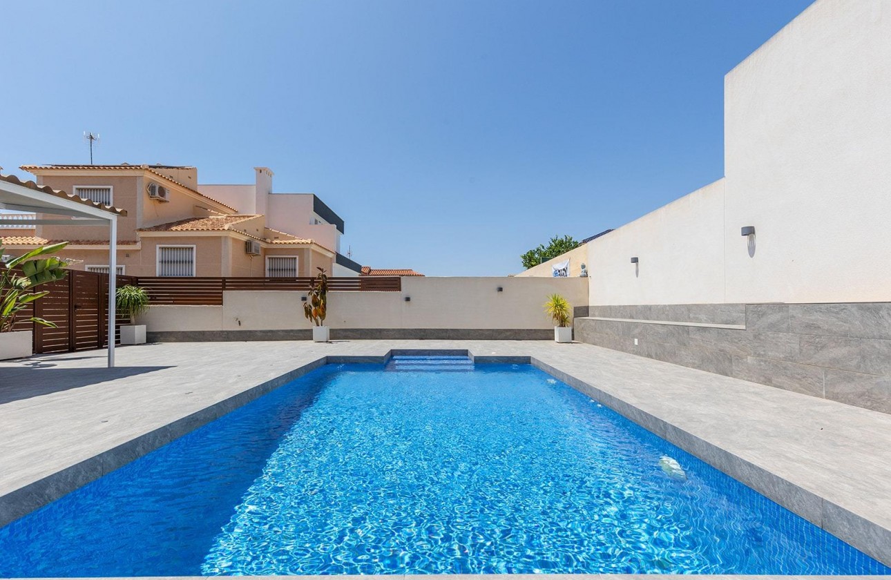 Resale - Villa - Torrevieja - Aguas Nuevas