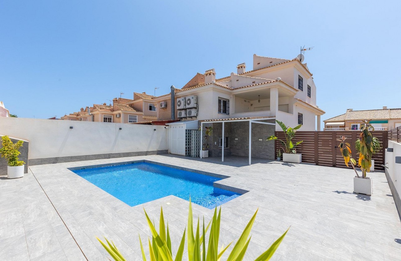 Resale - Villa - Torrevieja - Aguas Nuevas