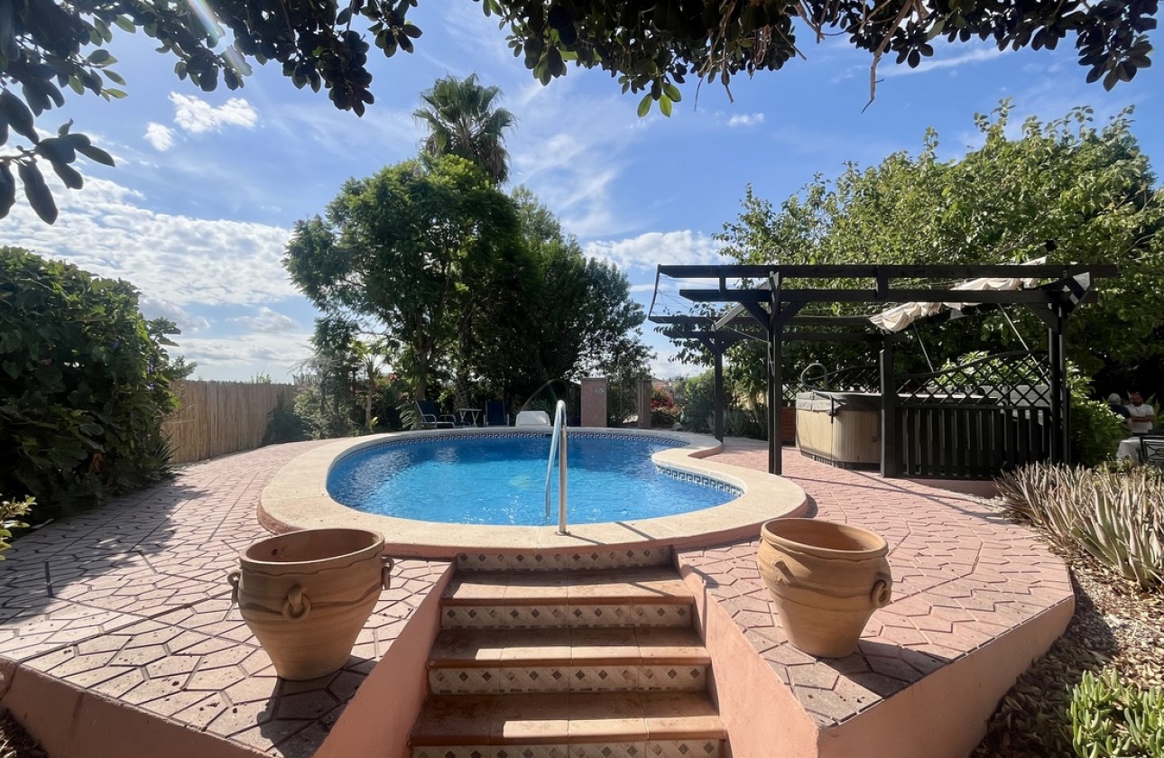 Resale - Villa - Orihuela