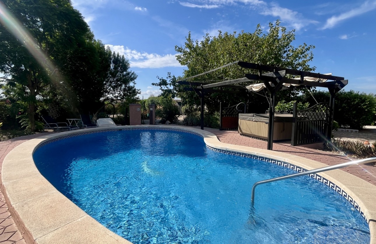 Resale - Villa - Orihuela