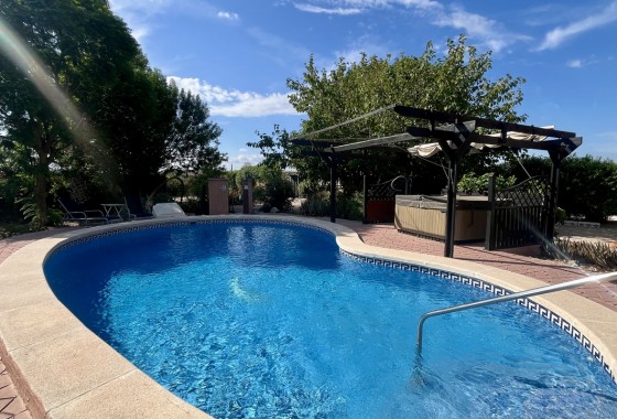 Resale - Villa - Orihuela
