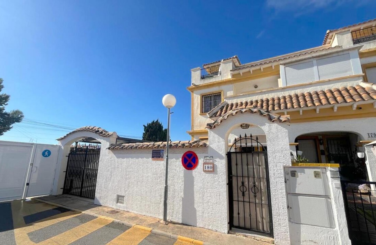Resale - Villa - Torrevieja