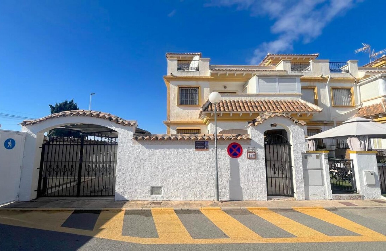 Resale - Villa - Torrevieja