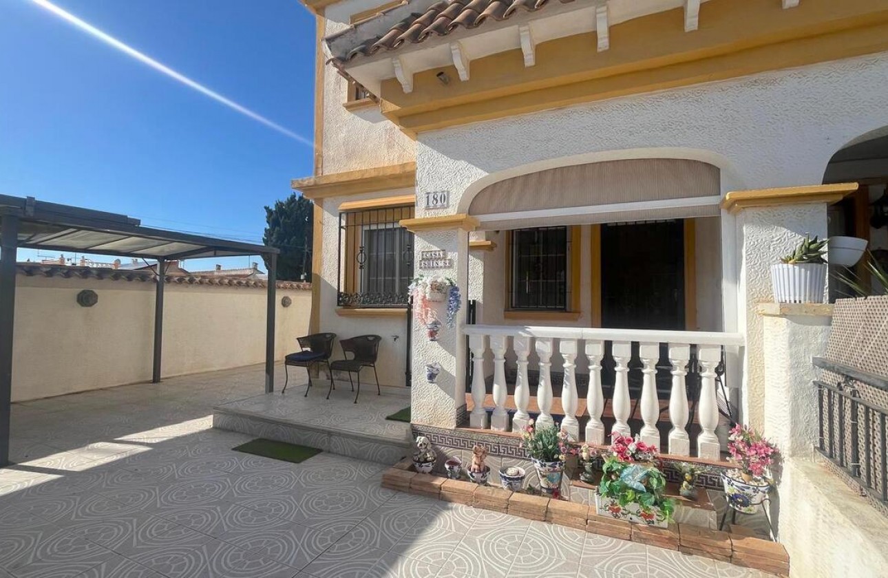 Resale - Villa - Torrevieja