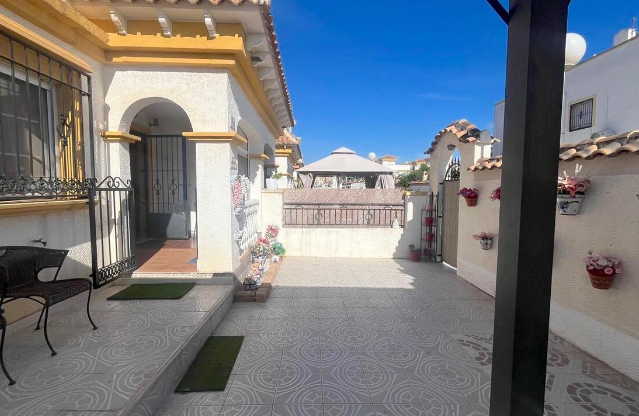 Resale - Villa - Torrevieja
