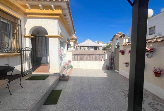 Resale - Villa - Torrevieja