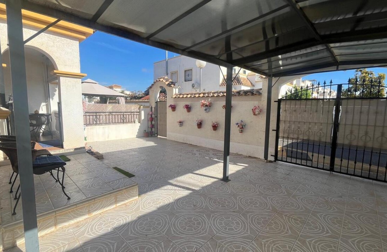 Resale - Villa - Torrevieja