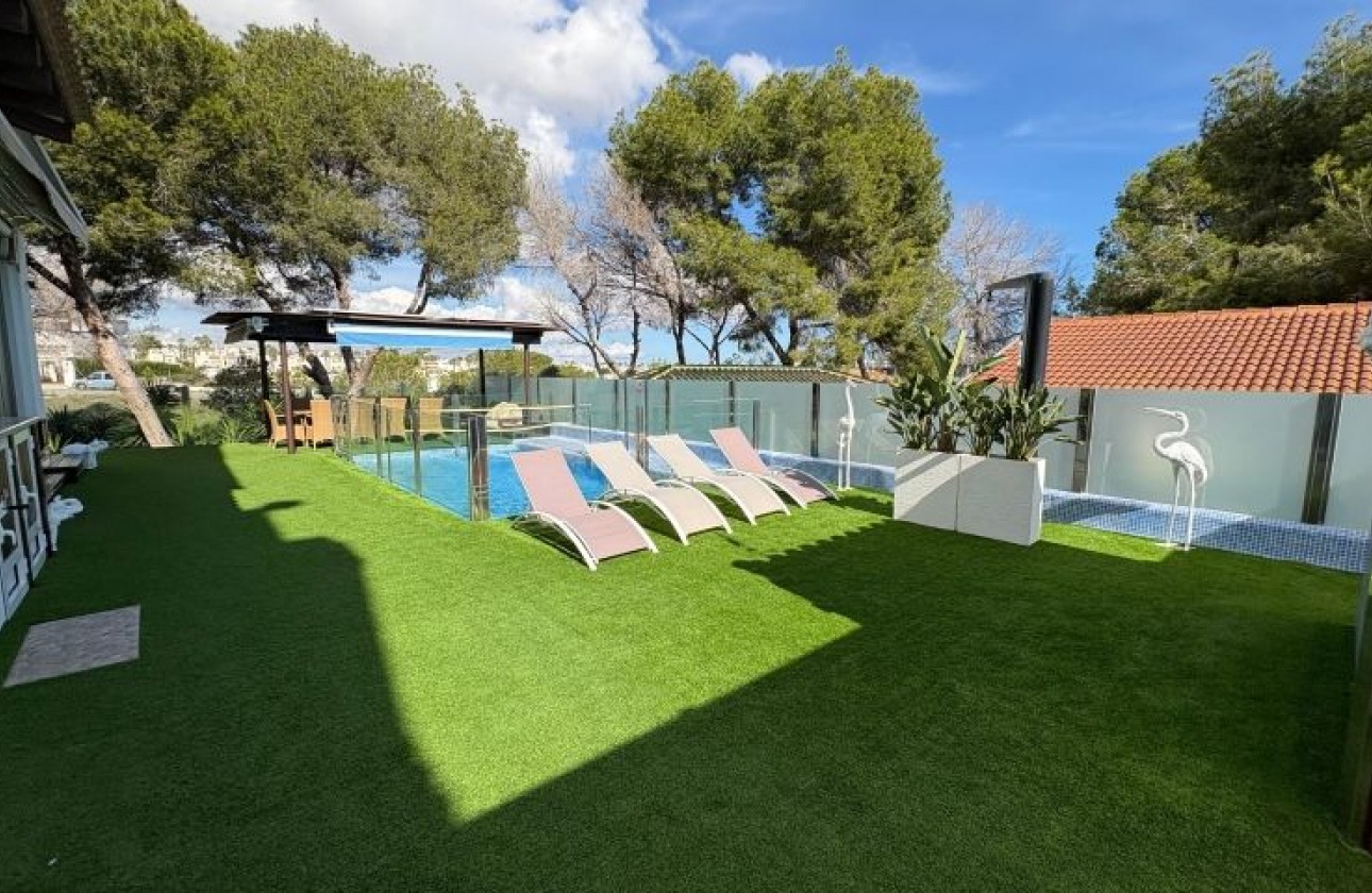 Resale - Villa - Orihuela Costa
