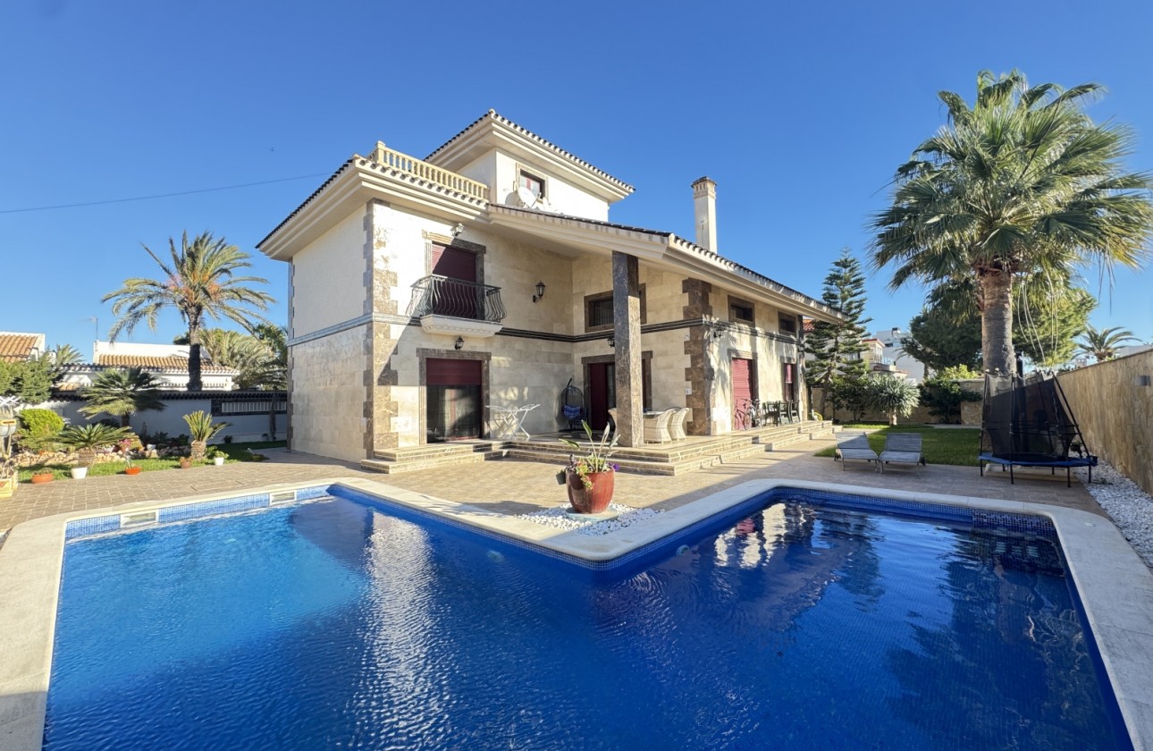 Resale - Villa - Cabo Roig