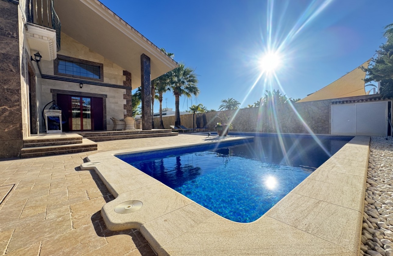 Resale - Villa - Cabo Roig