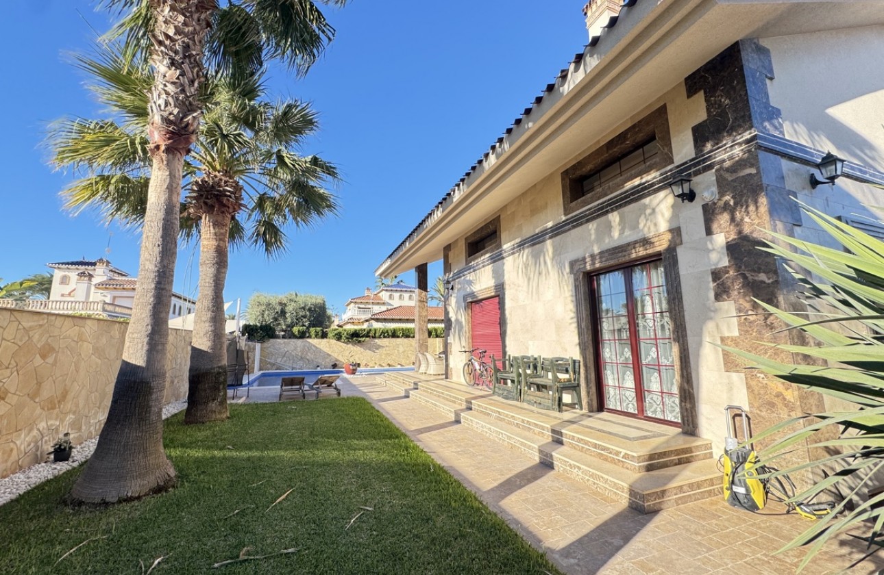 Resale - Villa - Cabo Roig