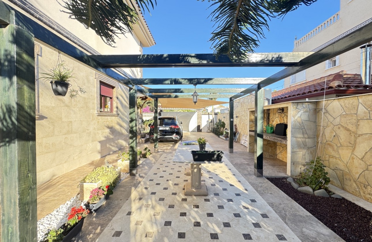 Resale - Villa - Cabo Roig