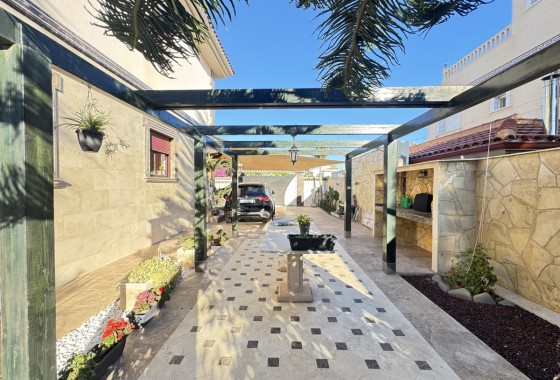 Resale - Villa - Cabo Roig