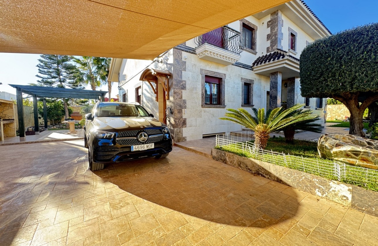 Resale - Villa - Cabo Roig