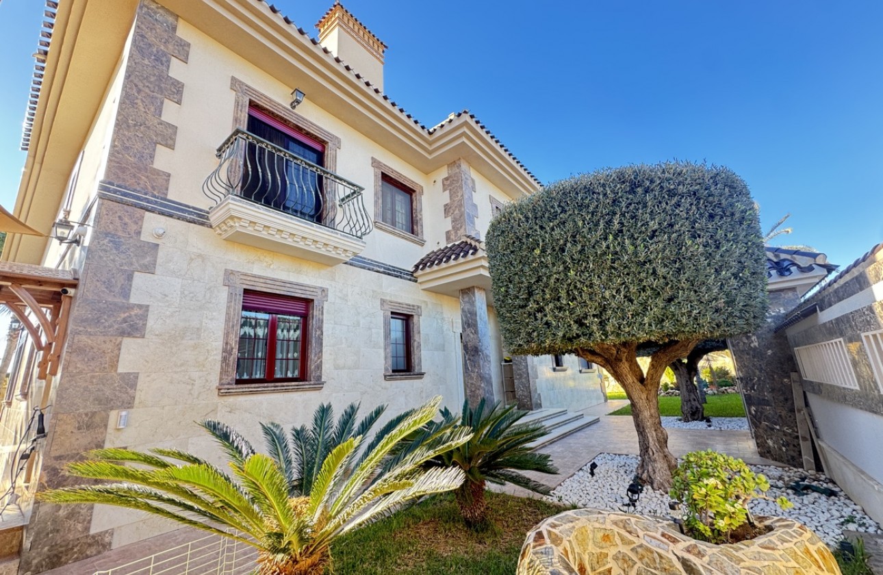 Resale - Villa - Cabo Roig
