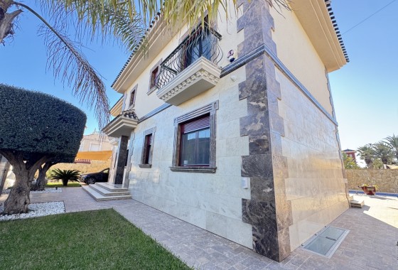 Resale - Villa - Cabo Roig