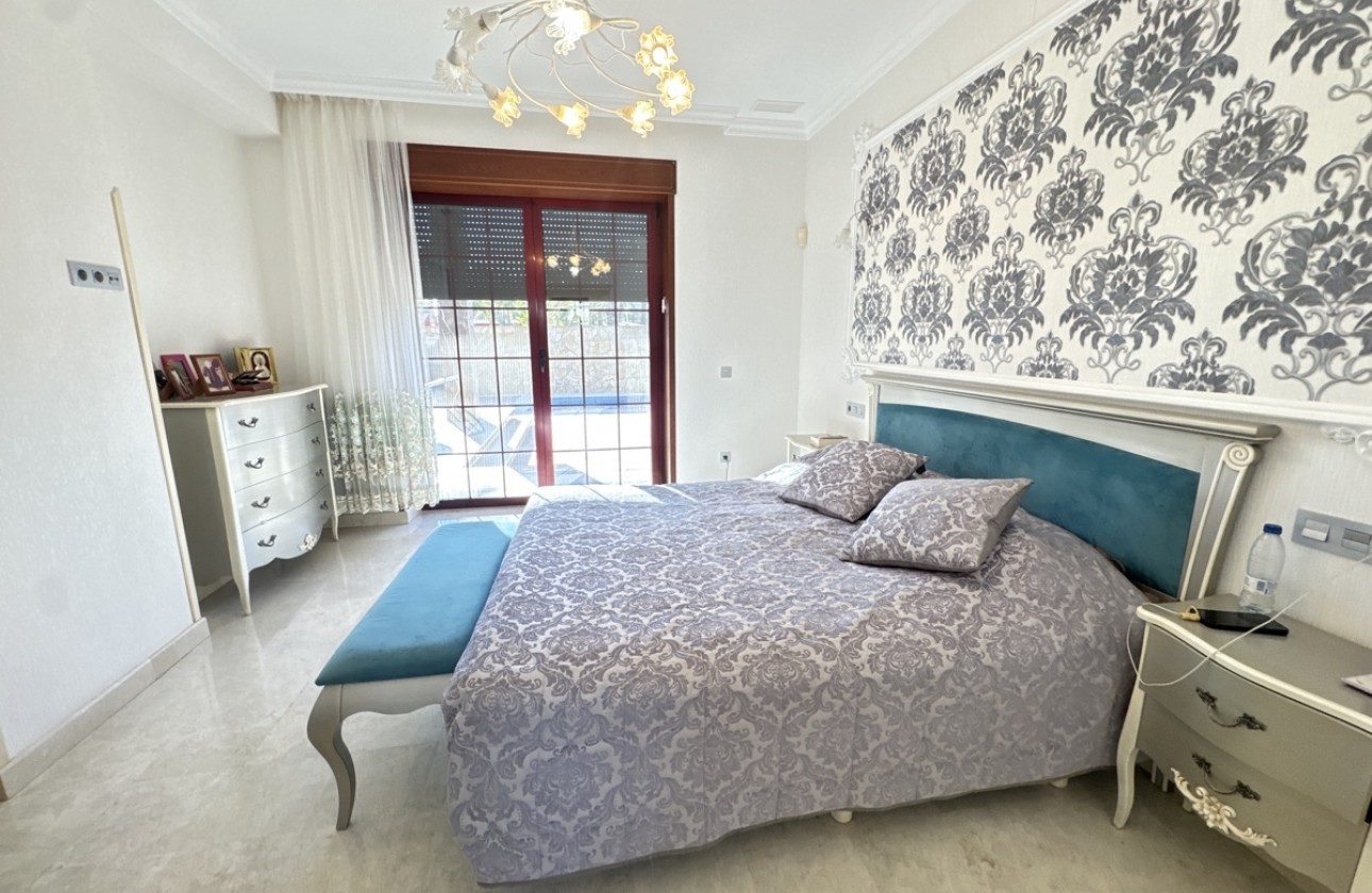 Resale - Villa - Cabo Roig