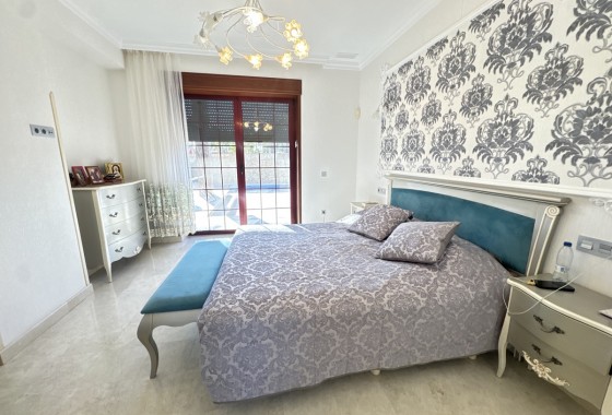 Resale - Villa - Cabo Roig