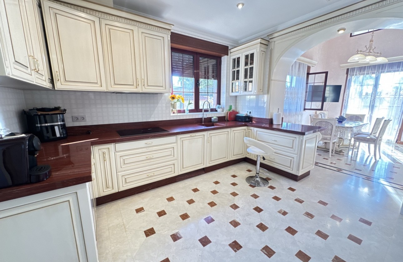 Resale - Villa - Cabo Roig