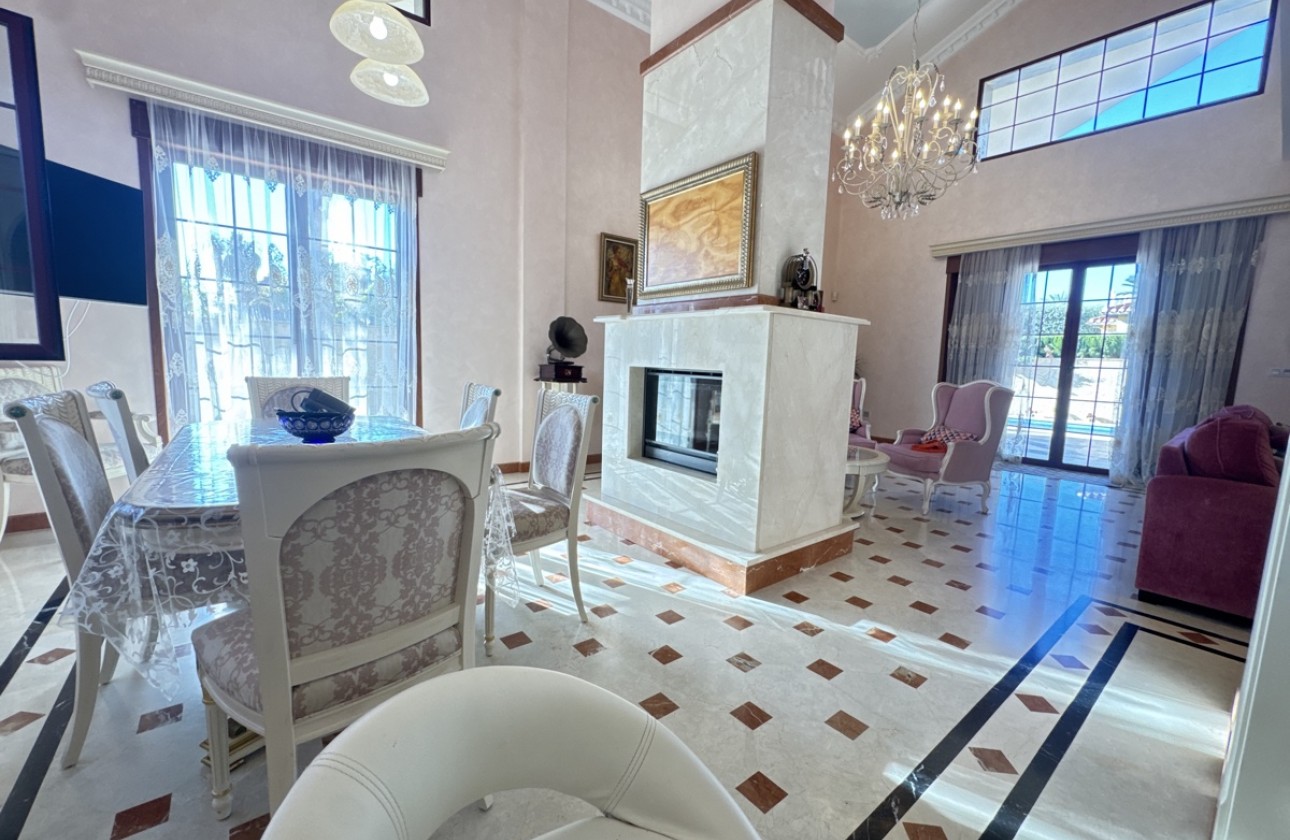 Resale - Villa - Cabo Roig