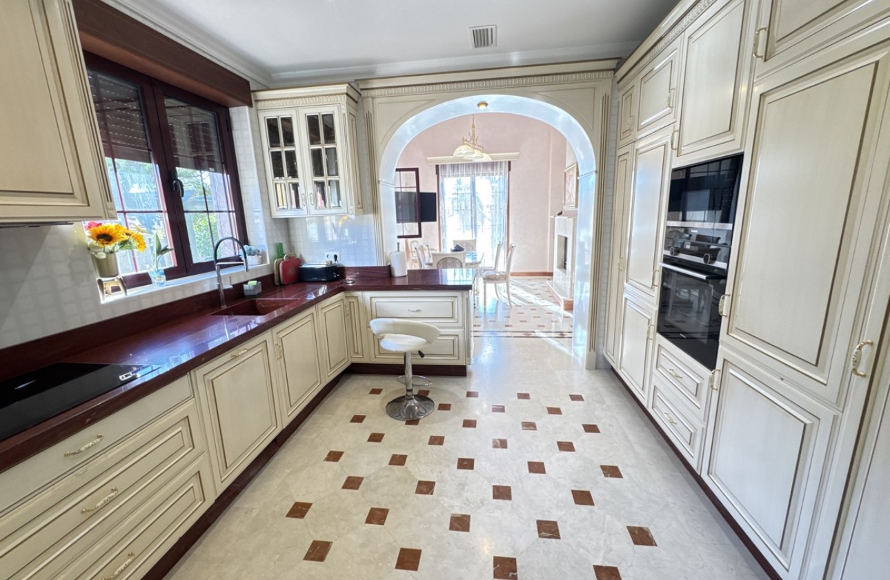 Resale - Villa - Cabo Roig