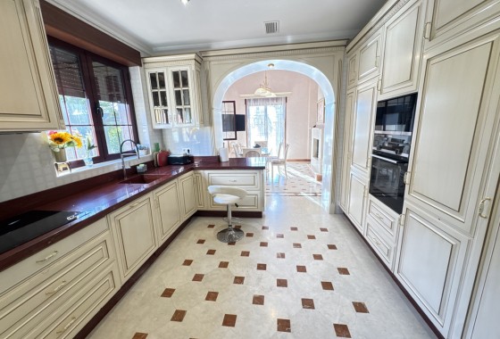 Resale - Villa - Cabo Roig