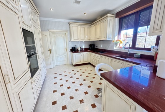 Resale - Villa - Cabo Roig