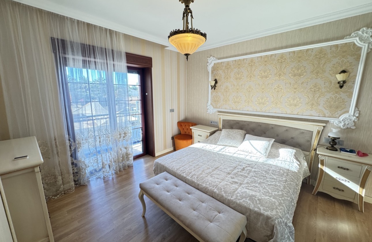 Resale - Villa - Cabo Roig