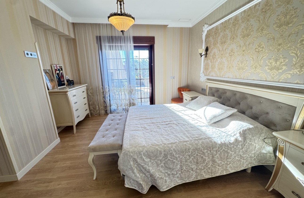 Resale - Villa - Cabo Roig