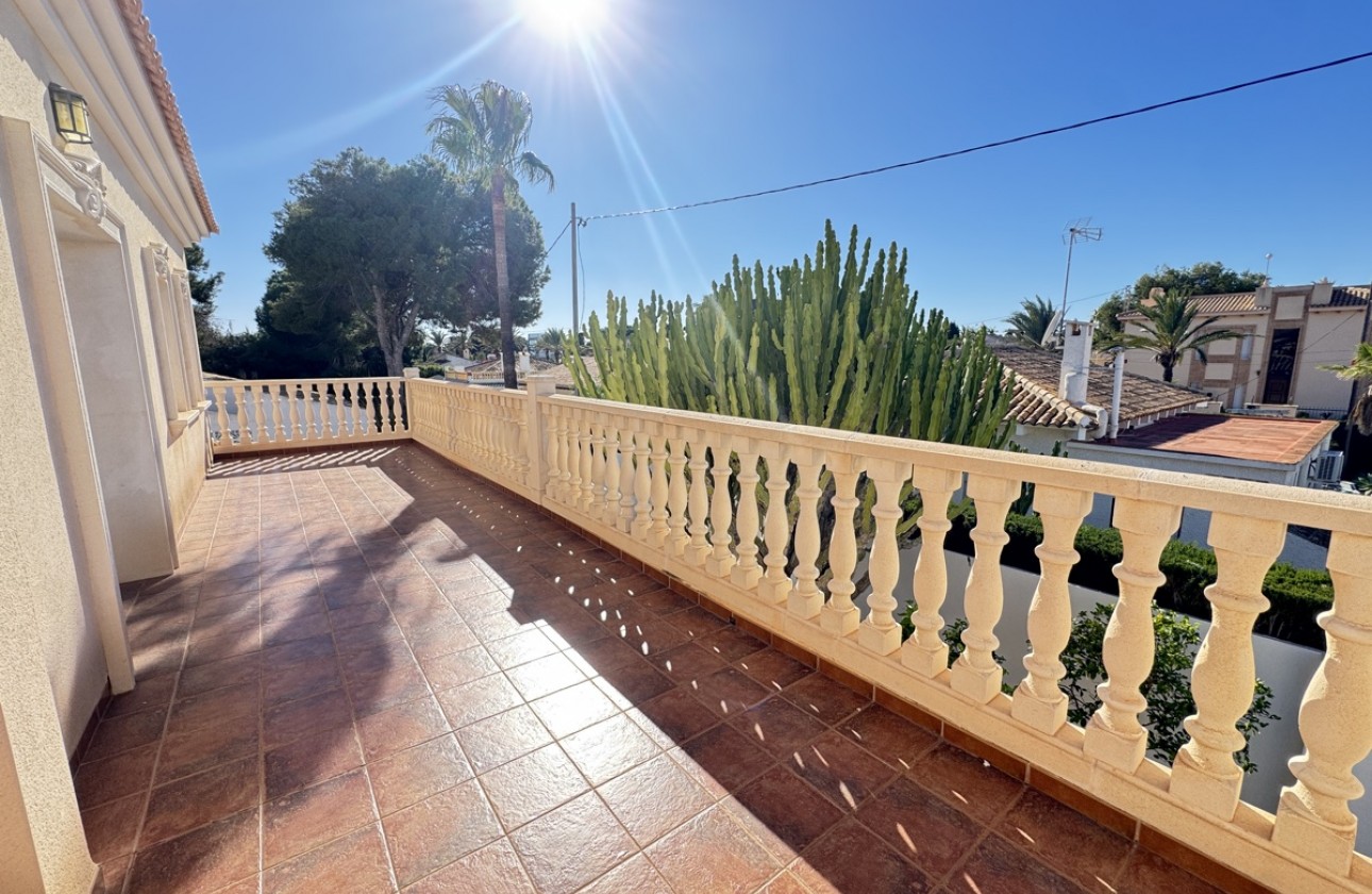 Resale - Villa - Cabo Roig