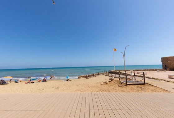 Resale - Apartment / flat - Torrevieja - La Mata pueblo