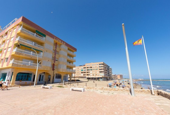 Resale - Apartment / flat - Torrevieja - La Mata pueblo