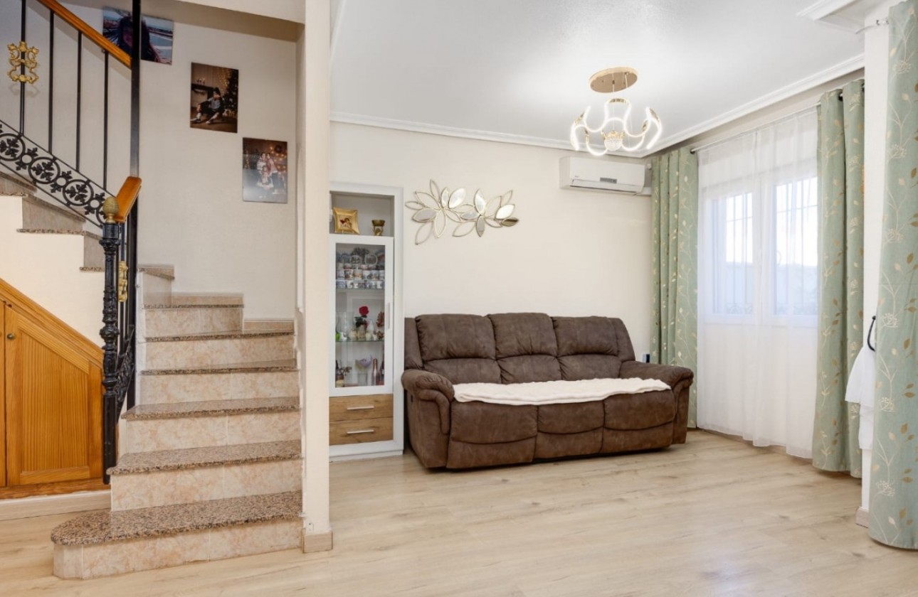 Resale - Villa - Torrevieja
