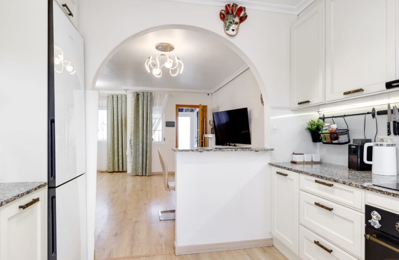 Resale - Villa - Torrevieja