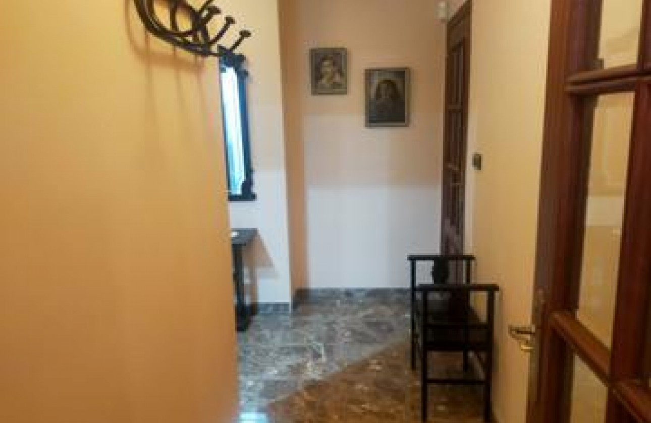 Resale - Villa - Elche