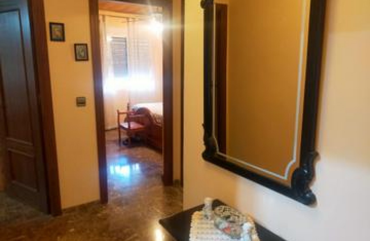 Resale - Villa - Elche