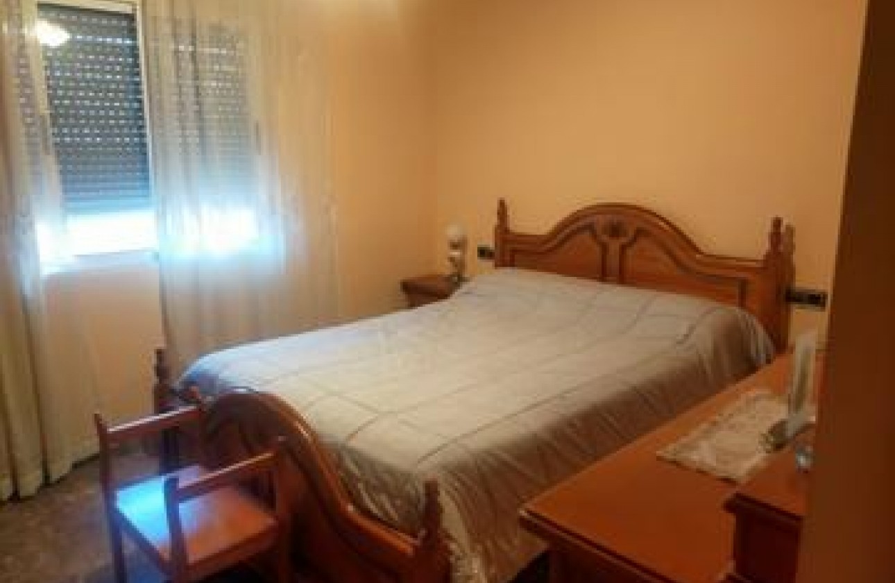 Resale - Villa - Elche