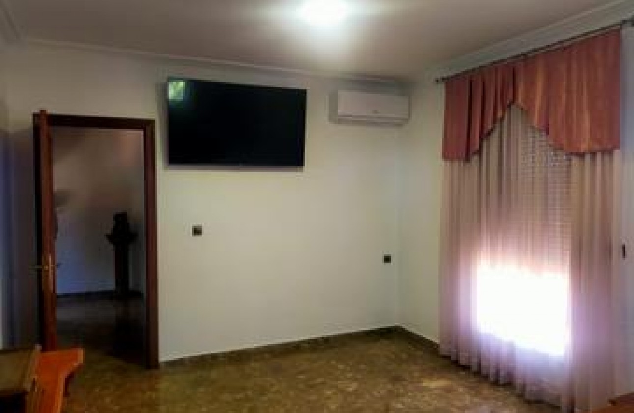 Resale - Villa - Elche