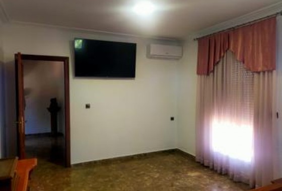 Resale - Villa - Elche